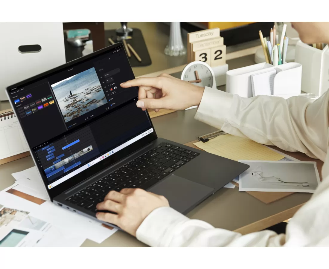 Samsung Galaxy Book 4 Ultra, CPU: Core Ultra 9 185H, RAM: RAM 32 GB, Ổ cứng: SSD 1TB, Độ phân giải : Quad HD+, Card đồ họa: NVIDIA GeForce RTX 4070, Màu sắc: Moonstone Gray, Kích thước màn hình: 16-inch - hình số , 3 image