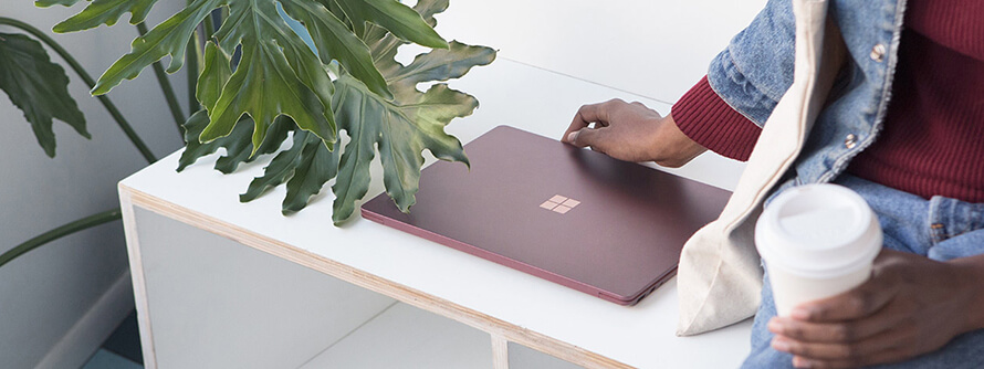 Surface Laptop có kích thước nhỏ gọn di động