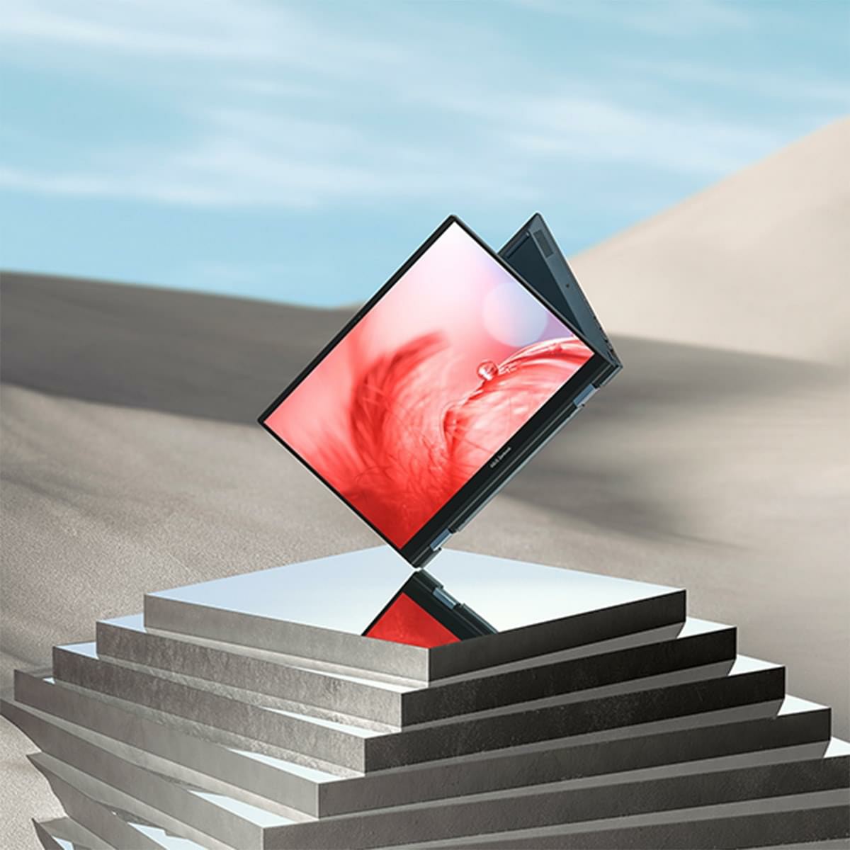 Một chiếc Zenbook 14 Flip OLED ở chế độ Đứng, được đặt trên một bệ gương phản chiếu với màn hình có hình chiếc lông chim màu đỏ sống động.