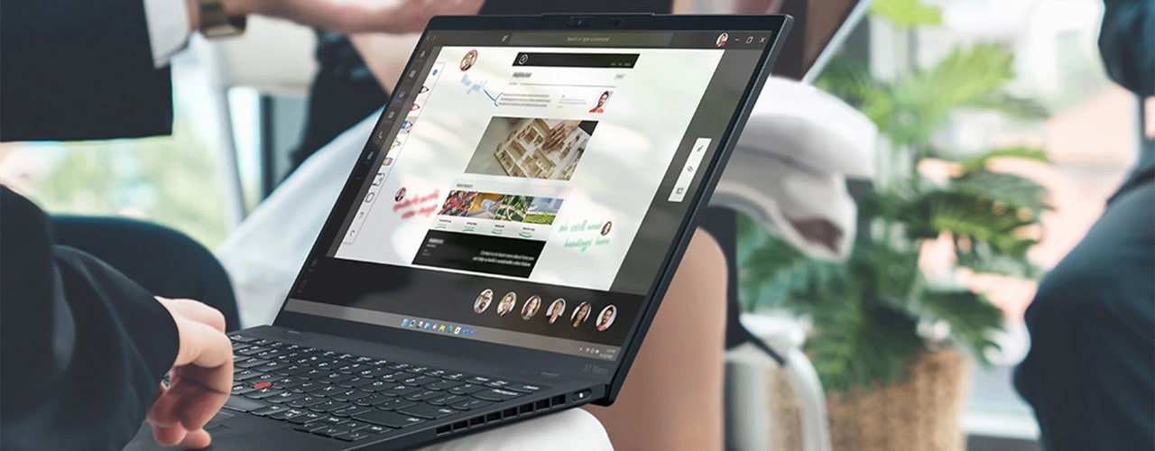 Máy tính xách tay Lenovo ThinkPad X1 Nano Gen 3 được sử dụng trên đùi của ai đó, với tính năng chia sẻ màn hình trong cuộc gọi video trên màn hình.