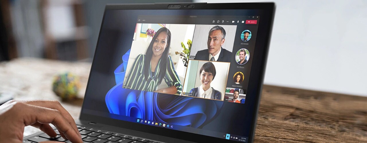 Cận cảnh laptop Lenovo ThinkPad X1 Nano Gen 3 đang được sử dụng trên bàn, hiển thị cuộc gọi video trên màn hình.
