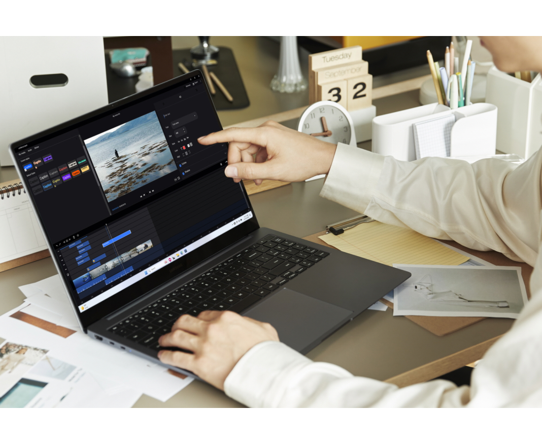 Samsung Galaxy Book4 Ultra, CPU: Core Ultra 9 - 185H, RAM: 32 GB, Ổ cứng: SSD M.2 1TB, Độ phân giải : Quad HD+, Card đồ họa: NVIDIA GeForce RTX 4070, Màu sắc: Moonstone Gray, Kích thước màn hình: 16-inch - hình số , 3 image